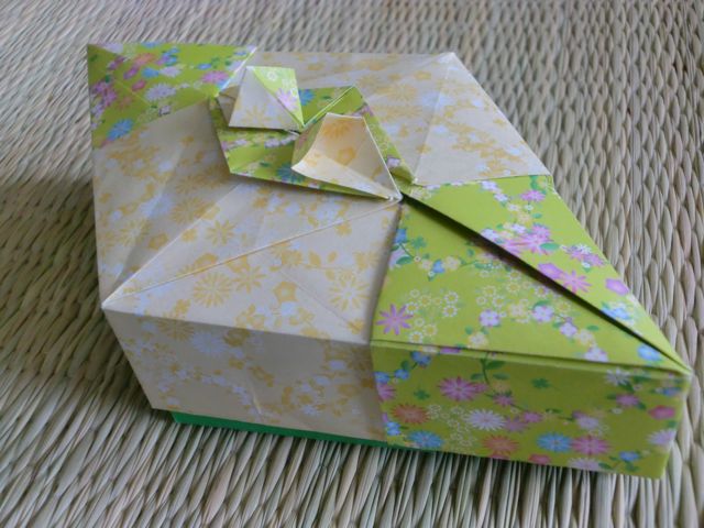 Rhombus Box with Flower