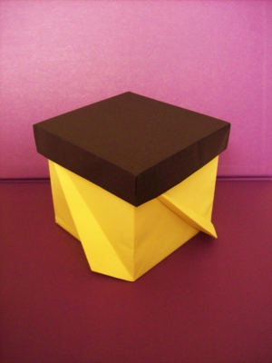 Box with side blades